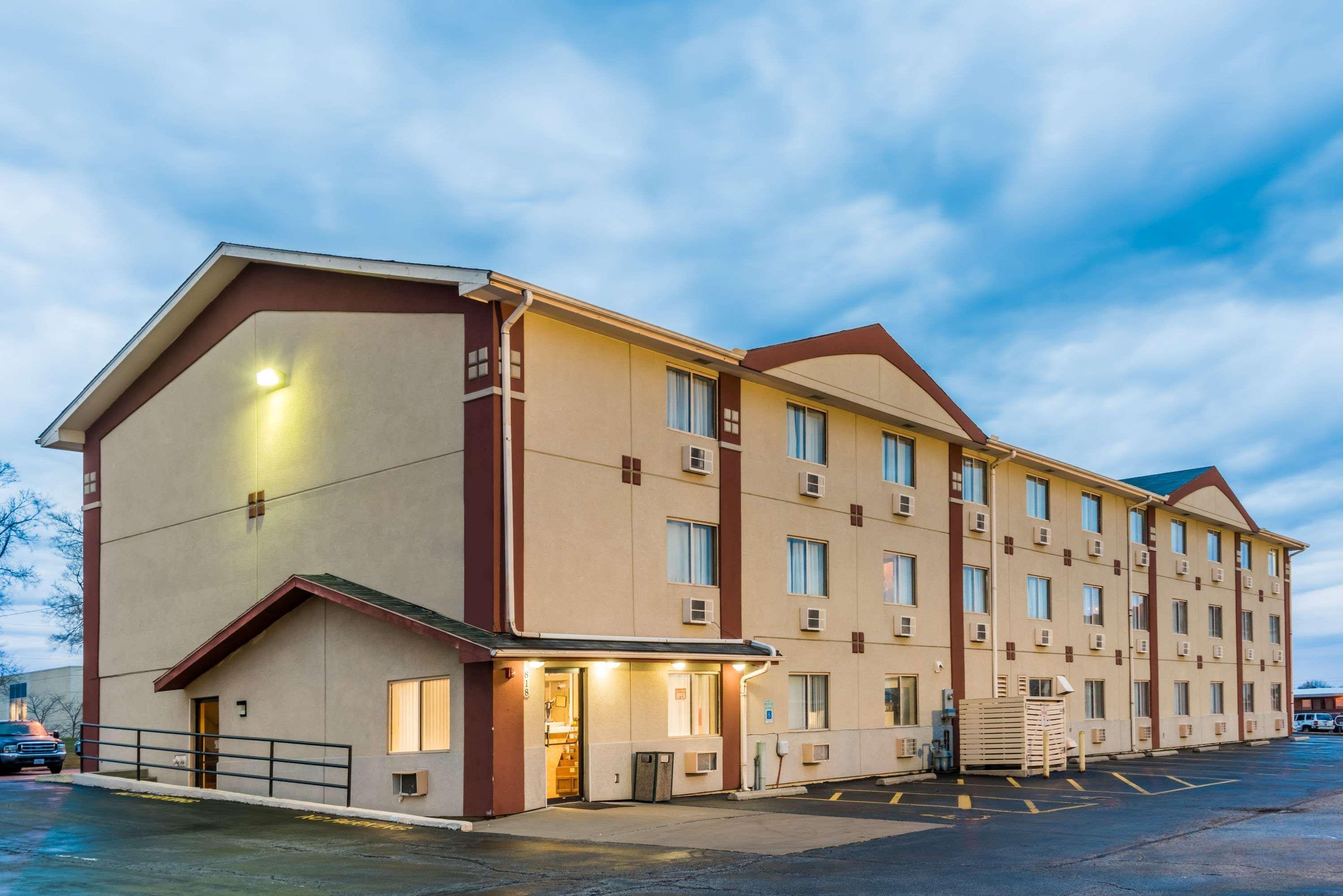 Hotel Super 8 By Wyndham Bloomington Extérieur photo